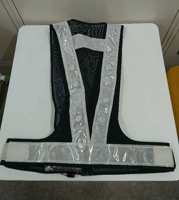 夜光ベスト赤色LED 前照灯付き