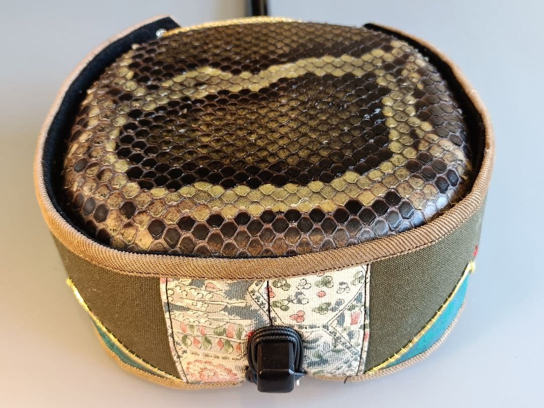 超貴重 銘彫 名工佐久本盛信作 西平開鐘復刻 八重山黒木三線 本革一枚張り胴付き