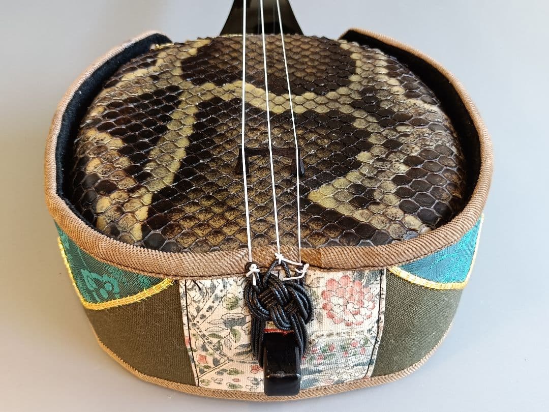 超貴重 銘彫 名工佐久本盛信作 西平開鐘復刻 八重山黒木三線 本革一枚張り胴付き