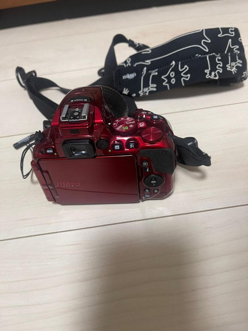 【美品】デジタル一眼レフカメラ D5500 ダブルズームキット［レッド］