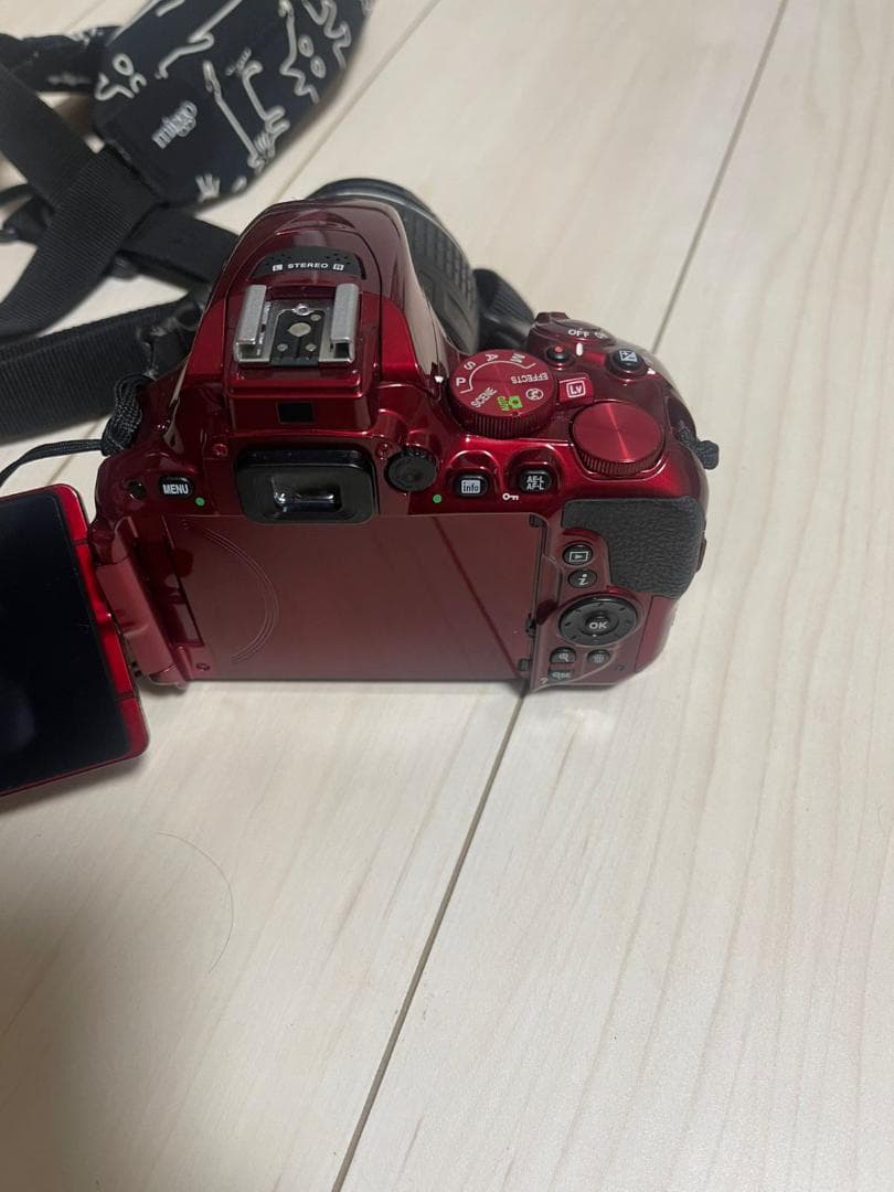 【美品】デジタル一眼レフカメラ D5500 ダブルズームキット［レッド］