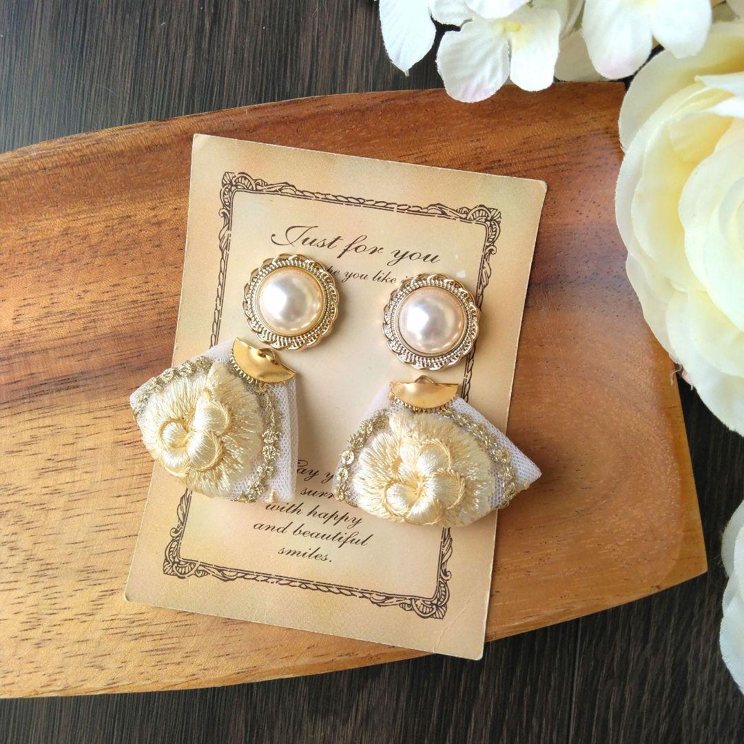 花柄　白　チロリアンテープ　パール　ヴィンテージ　刺繍リボン　ピアス　イヤリング