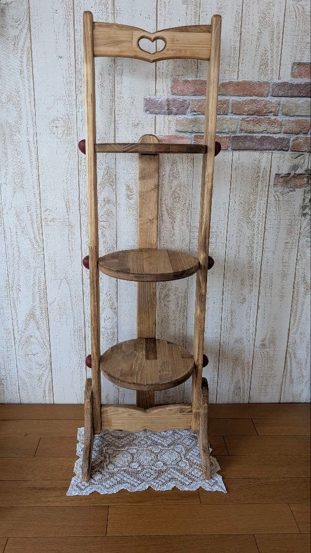 ハンドメイド♥︎⁡木製ぷっくりハート付折り畳み3段飾り棚 ♬.*゜
