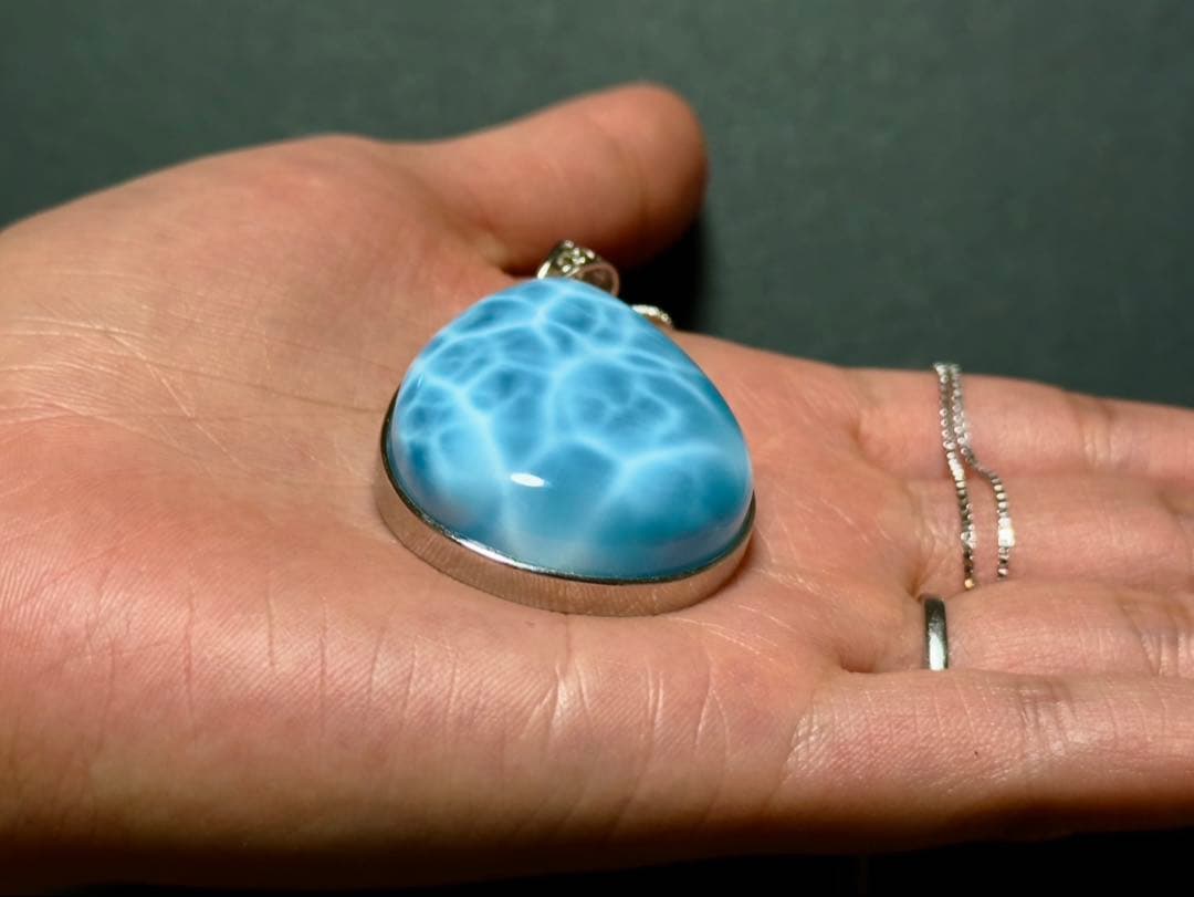 ☆最大の癒し【神レベルラリマー】ペンダントトップ　40mm×35mm