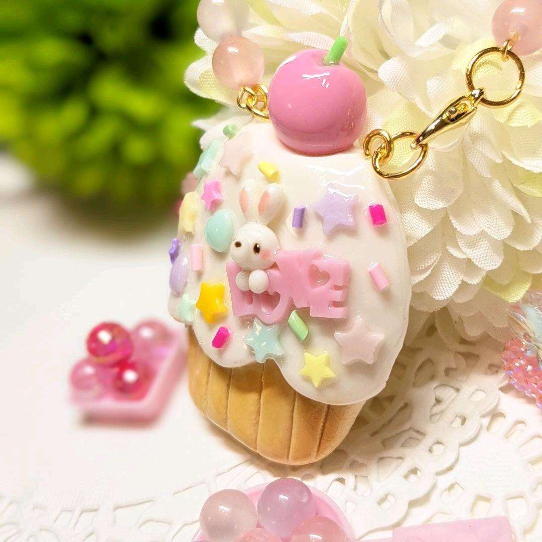 ハンドメイド　スイーツデコ　ウサカップケーキクッキー　キーホルダー
