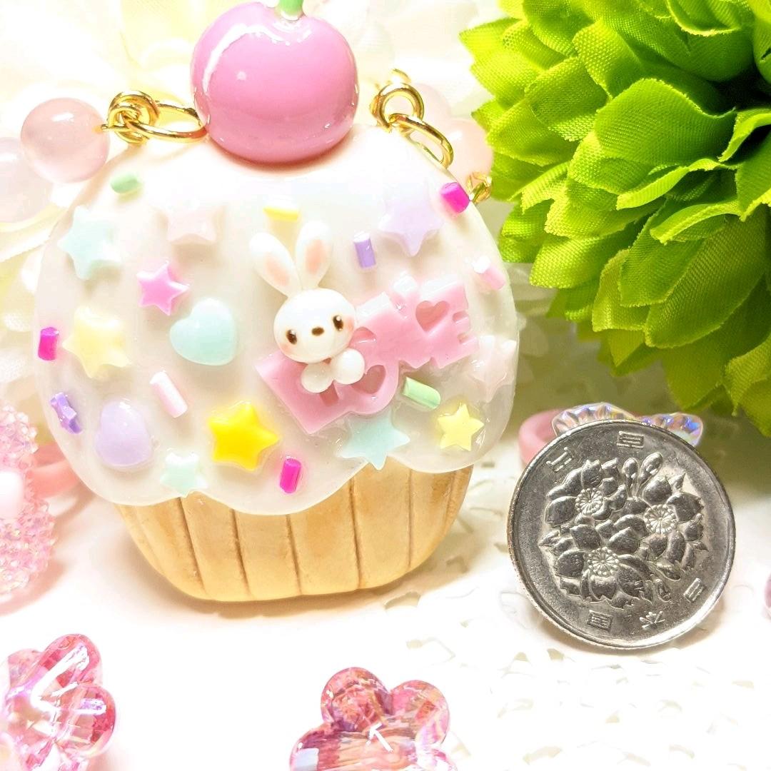 ハンドメイド　スイーツデコ　ウサカップケーキクッキー　キーホルダー