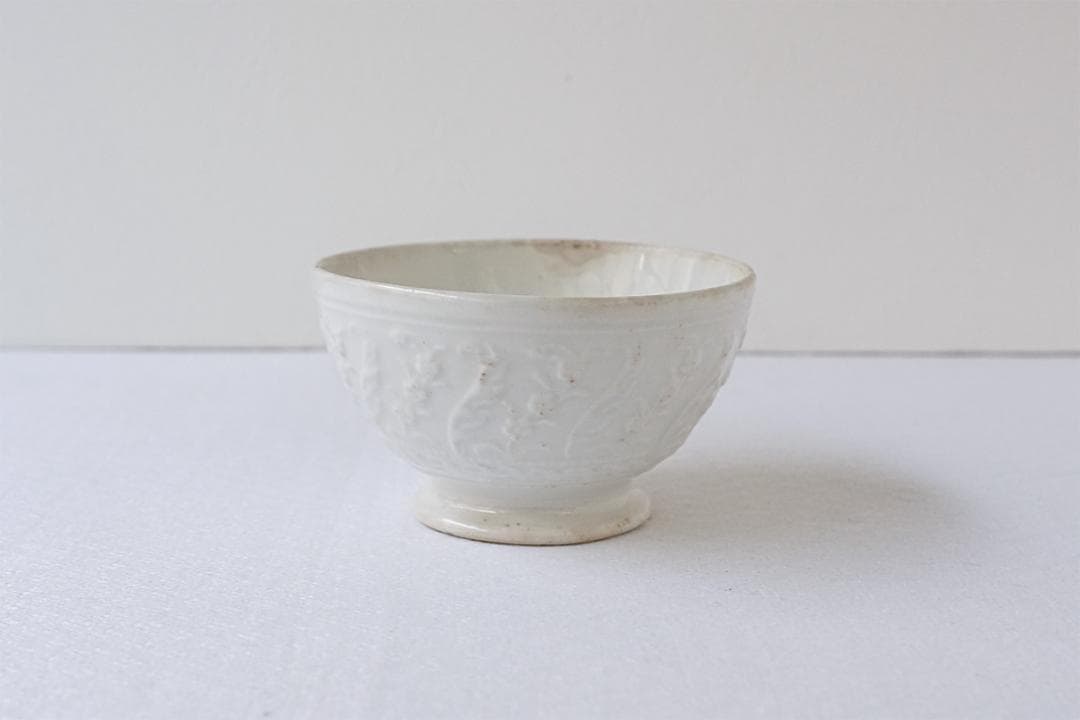 フランスアンティーク　19世紀　小花　レリーフ　ボウル　10.4cm