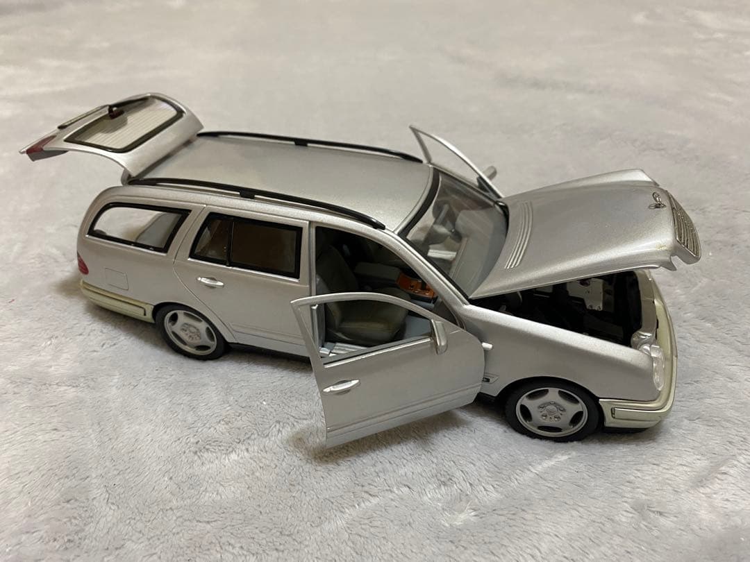 ミニカー ANSON Mercedes-Benz E-class Wagon 1/18