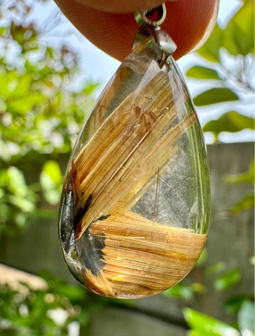 太陽放射ルチル　ペンダントトップ　雫型　ヒカル