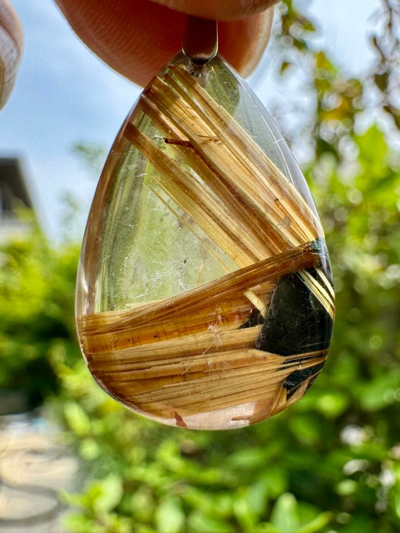 太陽放射ルチル　ペンダントトップ　雫型　ヒカル