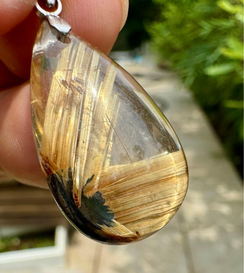 太陽放射ルチル　ペンダントトップ　雫型　ヒカル