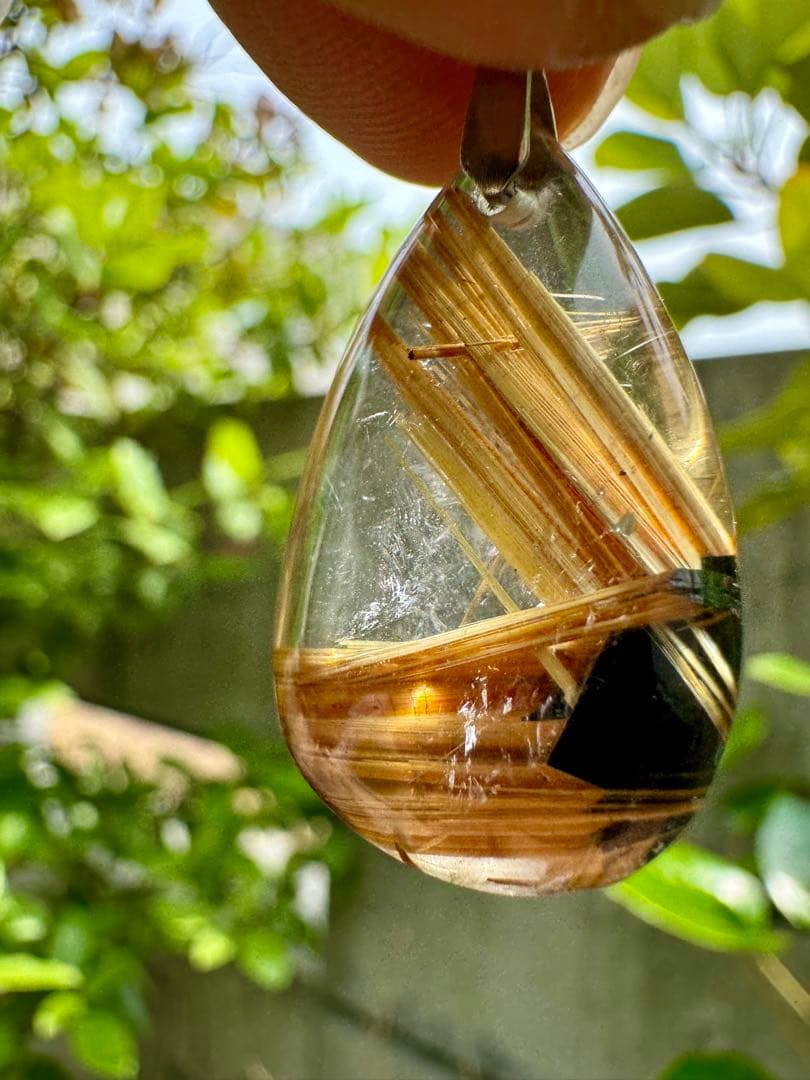 太陽放射ルチル　ペンダントトップ　雫型　ヒカル