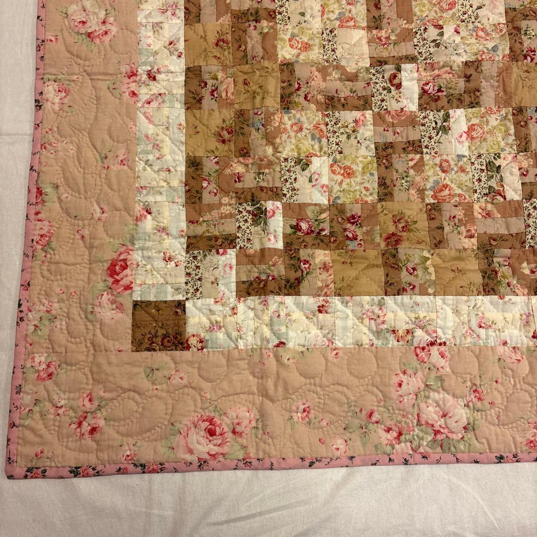 未使用　ハンドメイド花柄パッチワークキルト 縦約88cm×横約87㎝