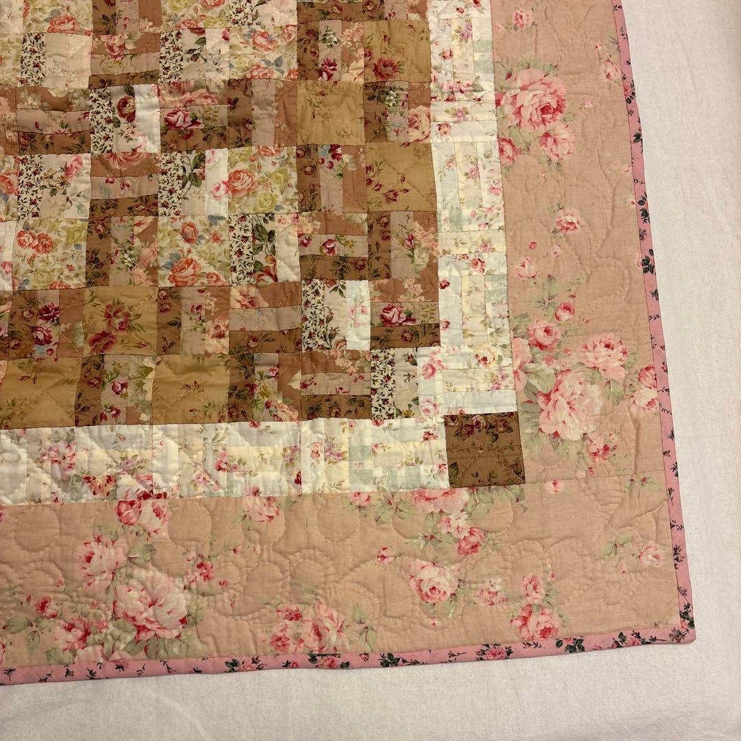 未使用　ハンドメイド花柄パッチワークキルト 縦約88cm×横約87㎝