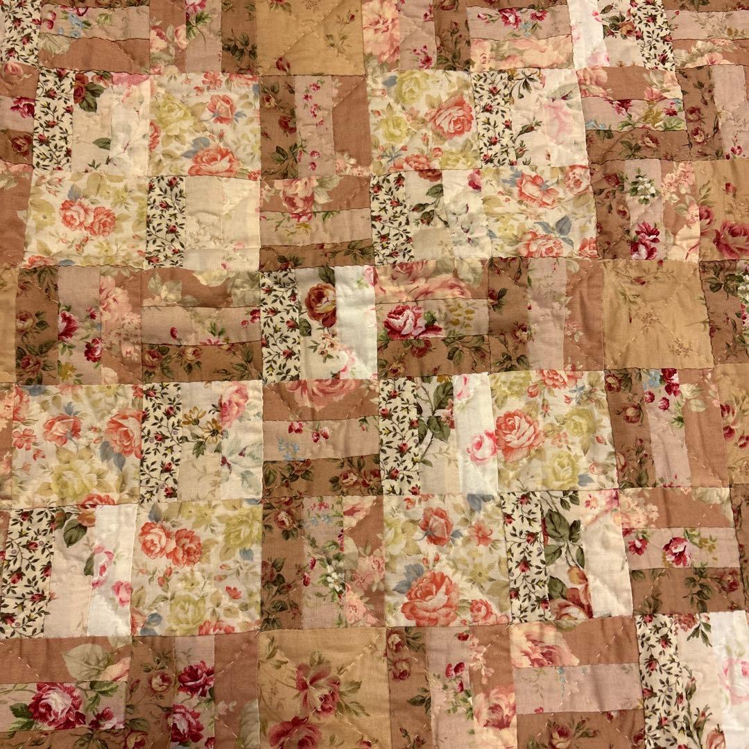 未使用　ハンドメイド花柄パッチワークキルト 縦約88cm×横約87㎝