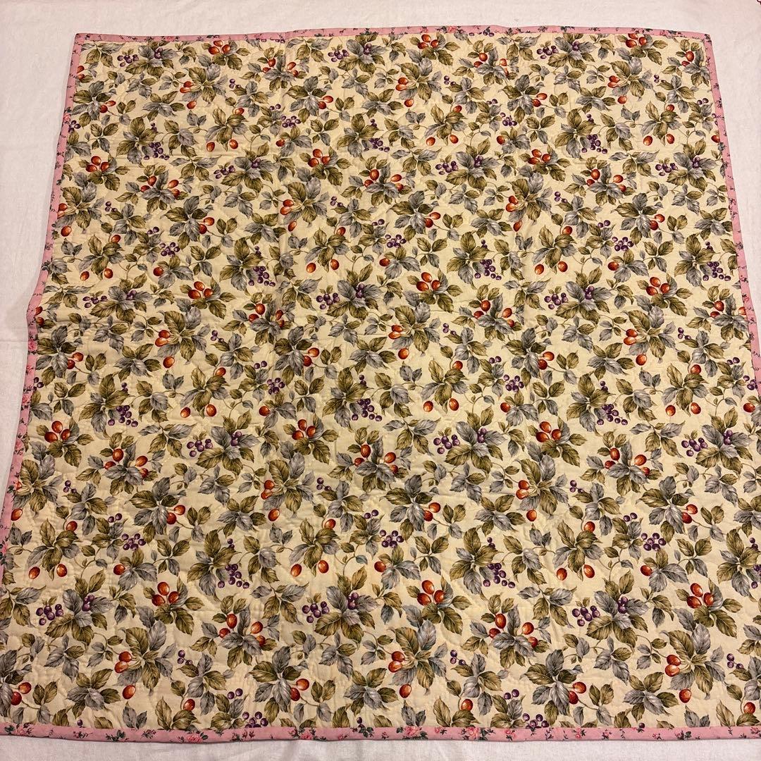 未使用　ハンドメイド花柄パッチワークキルト 縦約88cm×横約87㎝