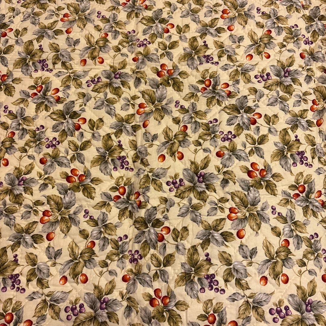 未使用　ハンドメイド花柄パッチワークキルト 縦約88cm×横約87㎝