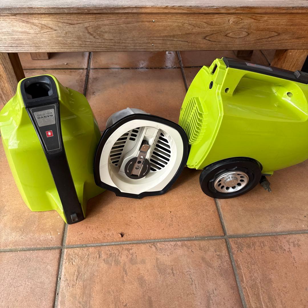 SANYO 掃除機 ライムグリーン　昭和レトロ　レトロ　緑　家電　昭和家電