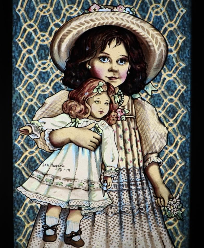ジャン・ハガラ 少女と女の子の人形 ヴィンテージ ステンドグラス エミリー