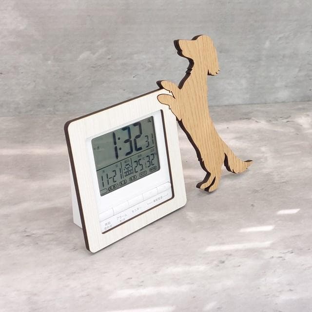 【電波時計】ワンちゃんが寄り添う電波デジタル時計 ― ダックスフンド　ベージュ