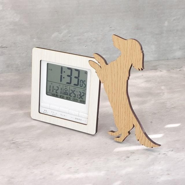 【電波時計】ワンちゃんが寄り添う電波デジタル時計 ― ダックスフンド　ベージュ