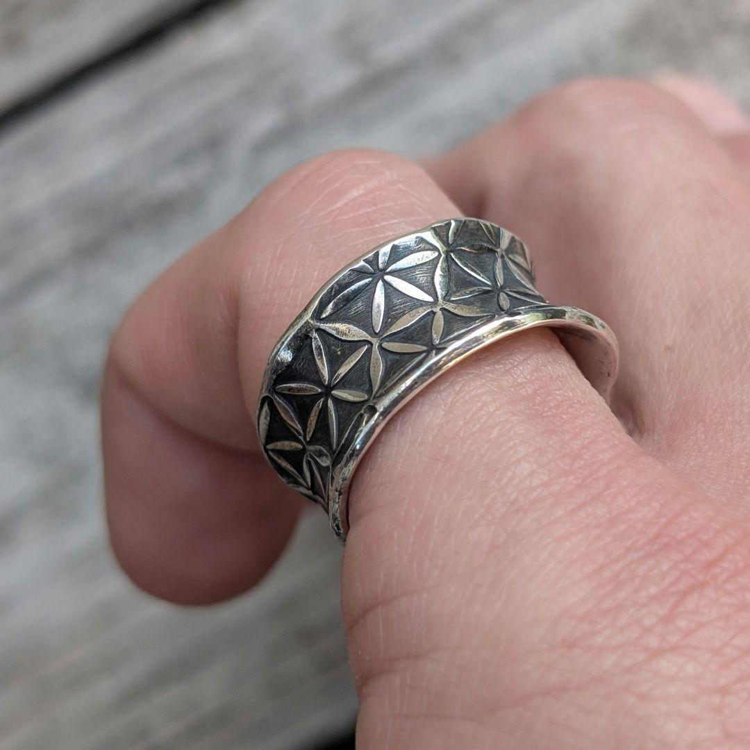 ハンドメイドのシルバーリング　インディアンジュエリー風　スタンプワーク