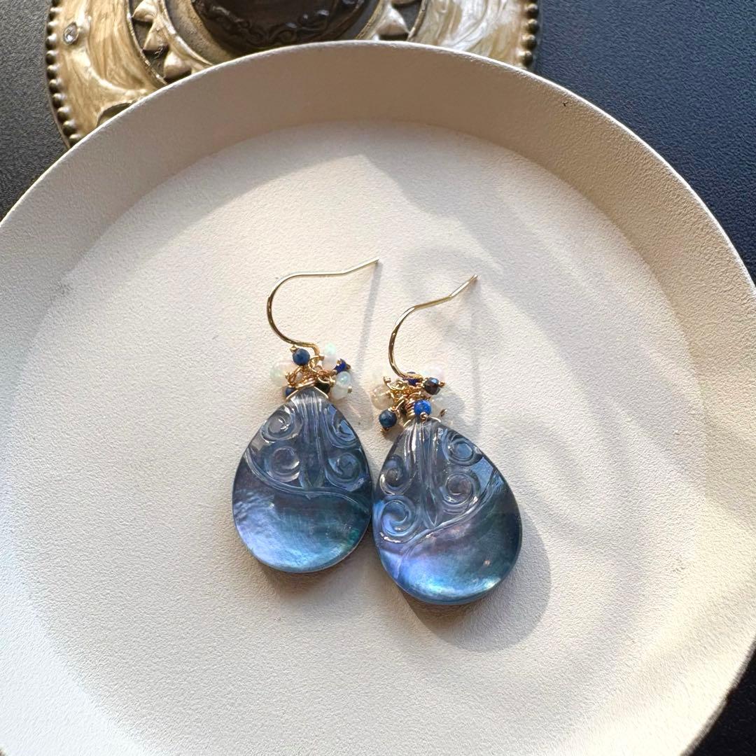 ブラックオニキス&MOP＆水晶スクロールカービング＊ピアスorイヤリング