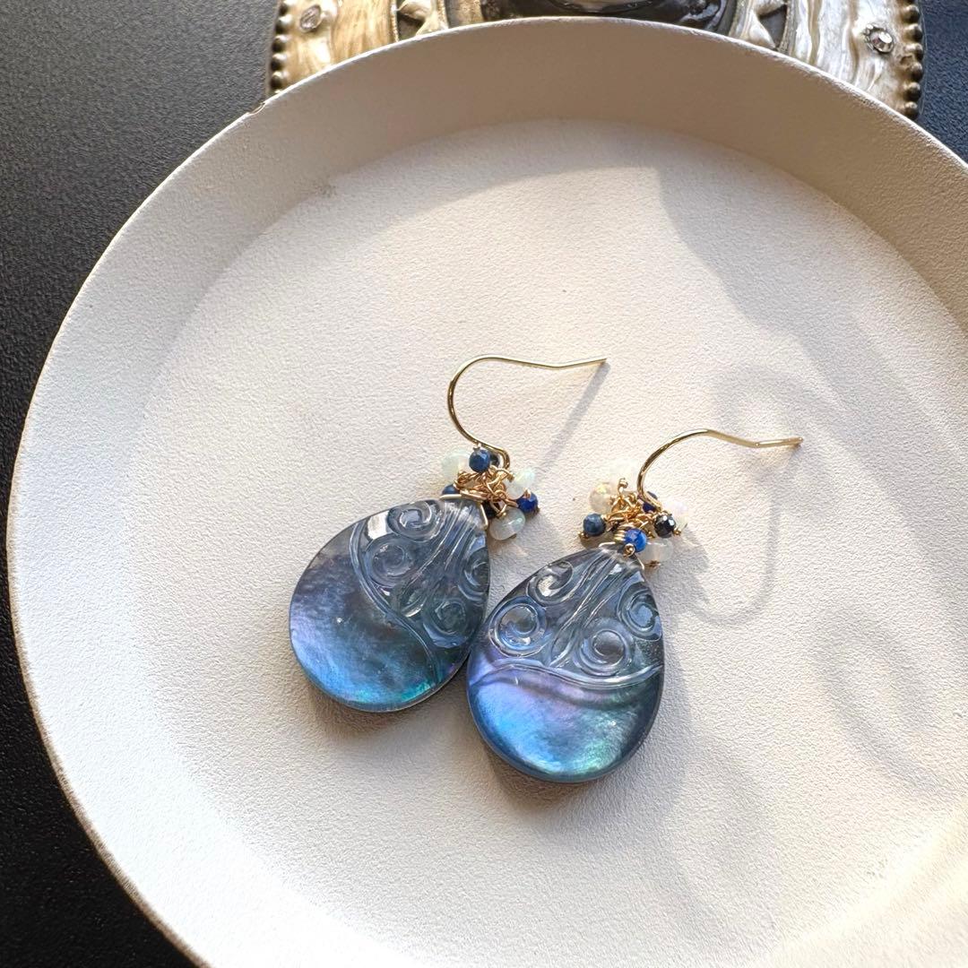 ブラックオニキス&MOP＆水晶スクロールカービング＊ピアスorイヤリング