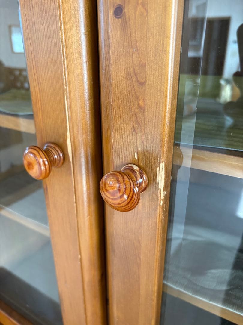 カントリー調食器棚 ガラス扉付き