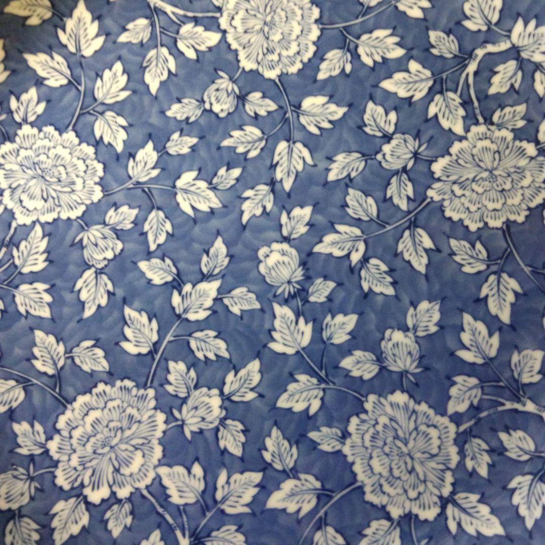橘吉の青い花柄の陶磁器皿