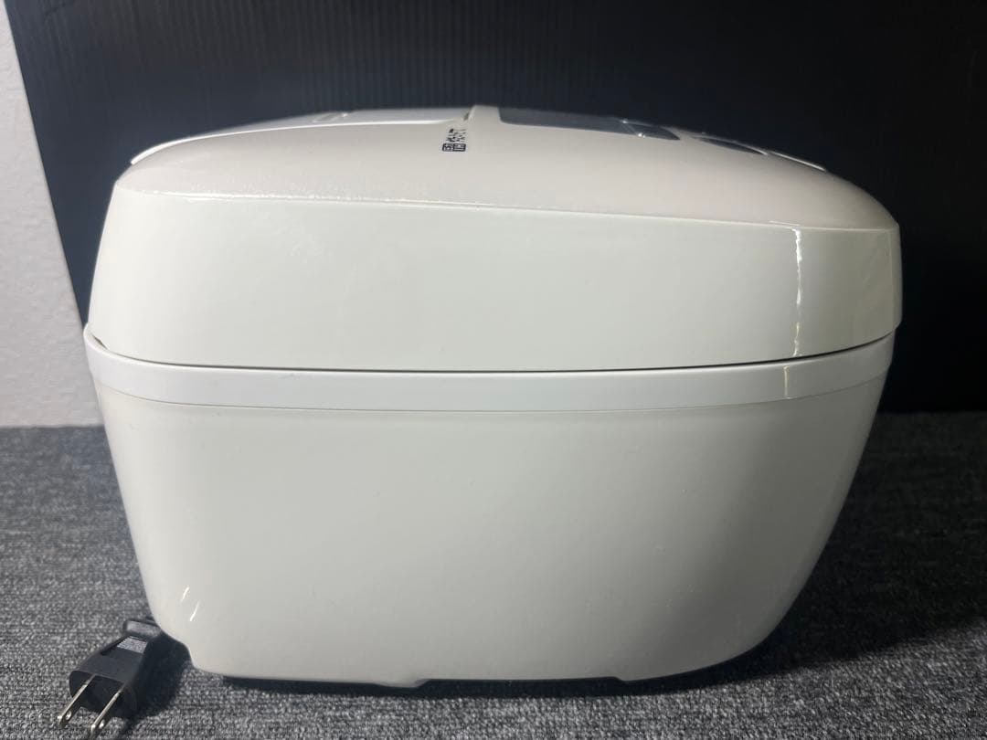 タイガー 圧力IH炊飯ジャー　5.5合炊き　JPC-B102 18年製