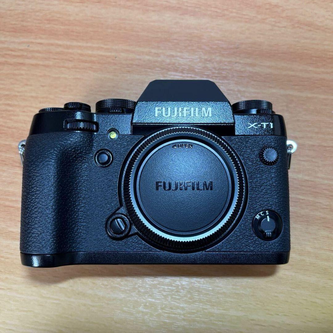 FUJIFILM X-T1本体と15-45mmレンズ、付属品