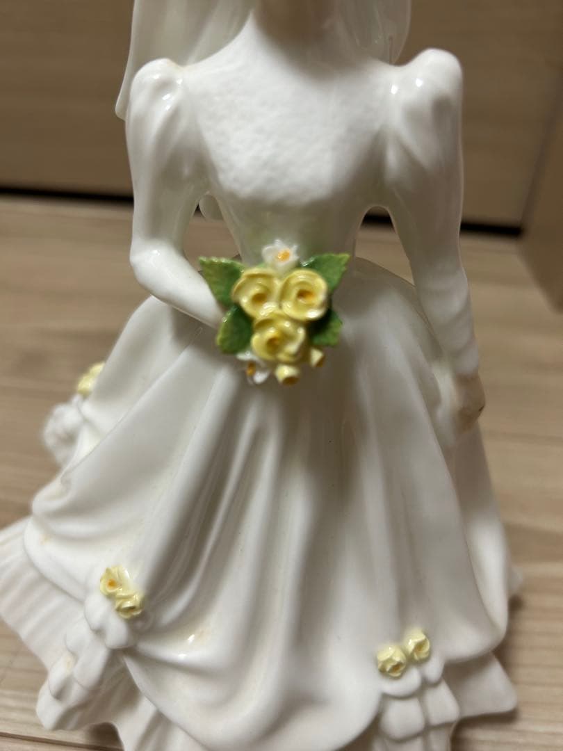 期間限定値下げ！ロイヤルドルトン　ウェディングドール 陶器製 15cm