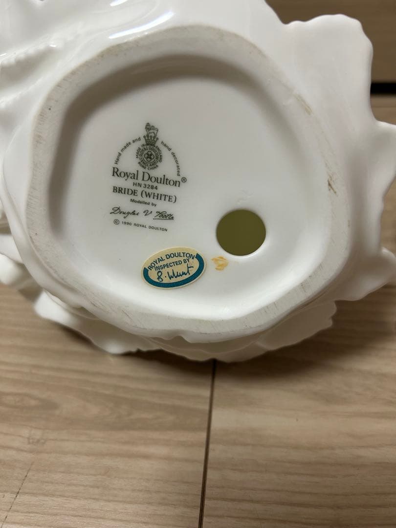 期間限定値下げ！ロイヤルドルトン　ウェディングドール 陶器製 15cm