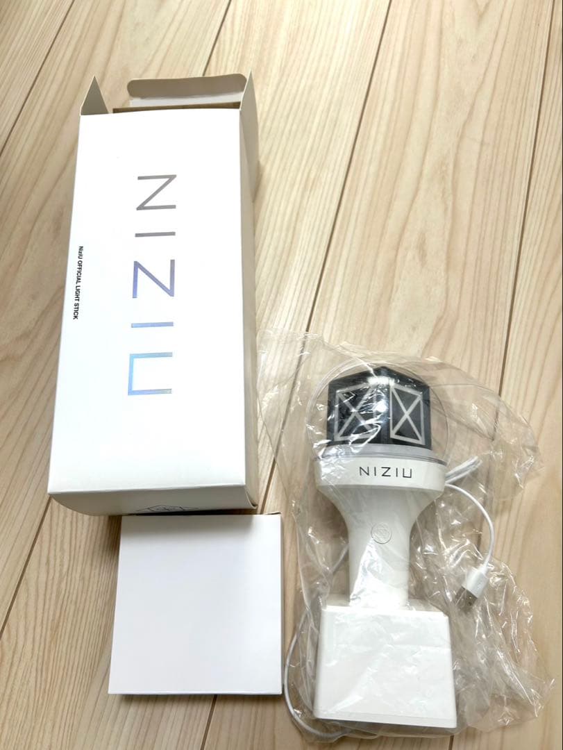 NiziU 公式ペンライト ストラップ付き