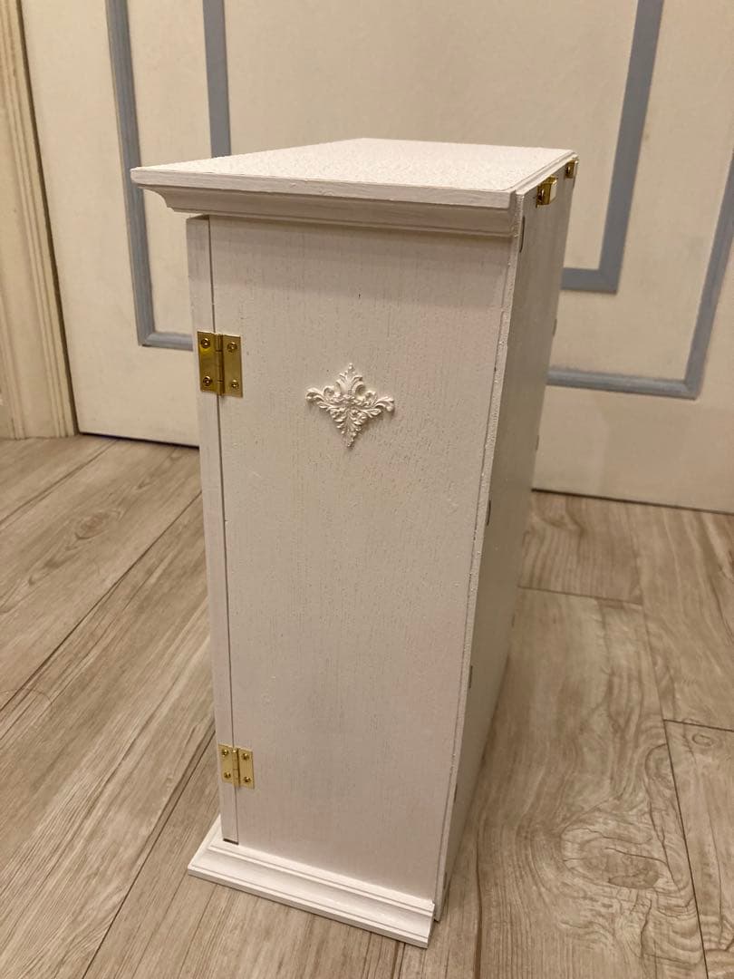 ホワイト木製キャビネット　ガラス棚DIYハンドメイド シェルフ ローラアシュレイ