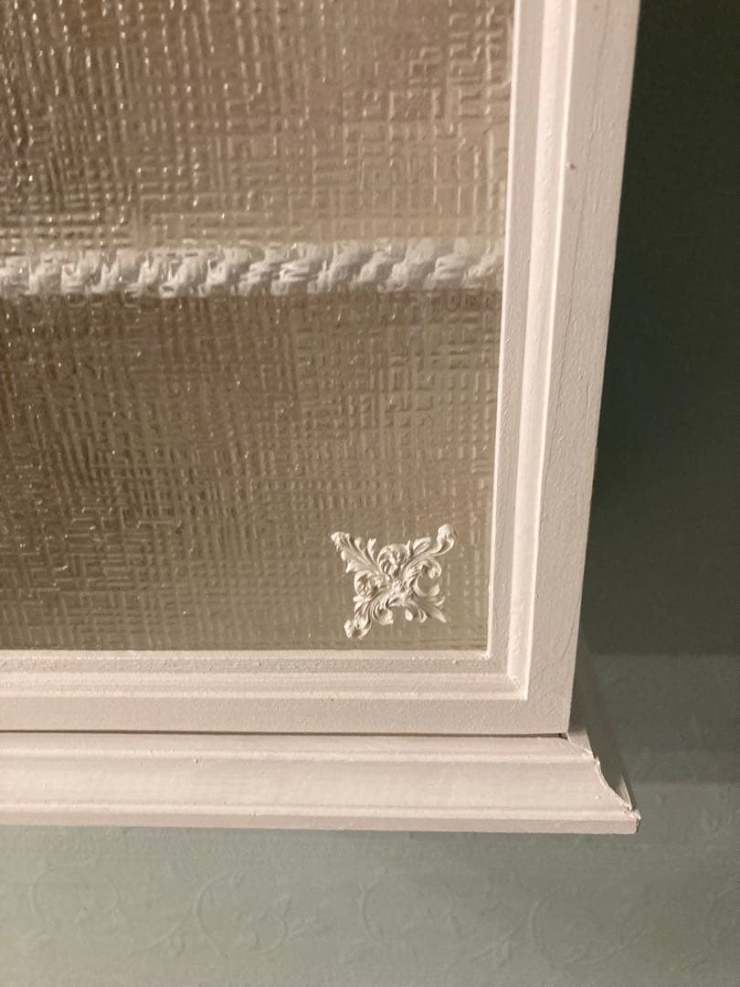 ホワイト木製キャビネット　ガラス棚DIYハンドメイド シェルフ ローラアシュレイ