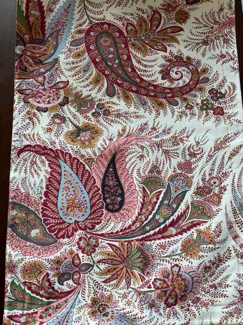 エトロペイズリー柄のテーブルランナー