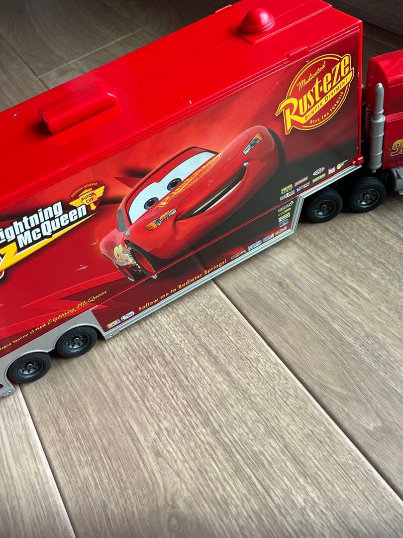ディズニーカーズ　たくさんのせよう大きなマックトレーラー
