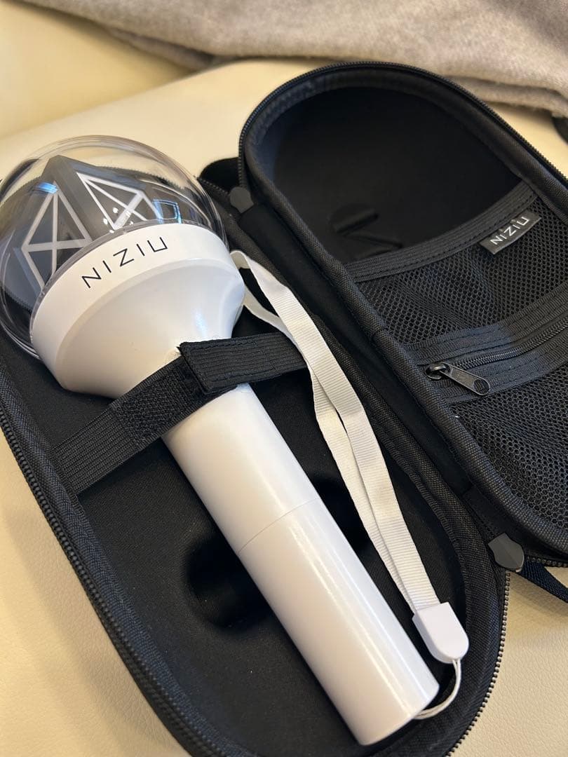 NiziU ペンライト　ペンライトケース、電池付き