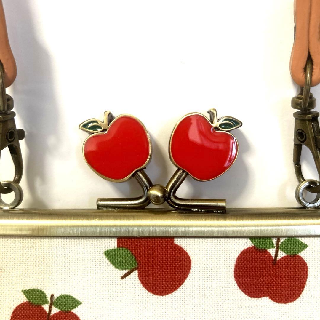 小さなレトロりんごがいっぱいのがま口ポーチ(リンゴげんこ/持ち手付)