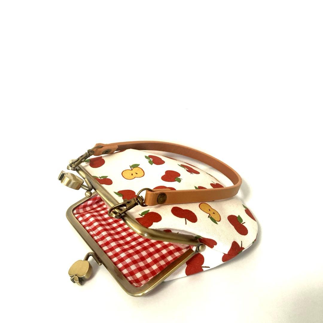 小さなレトロりんごがいっぱいのがま口ポーチ(リンゴげんこ/持ち手付)