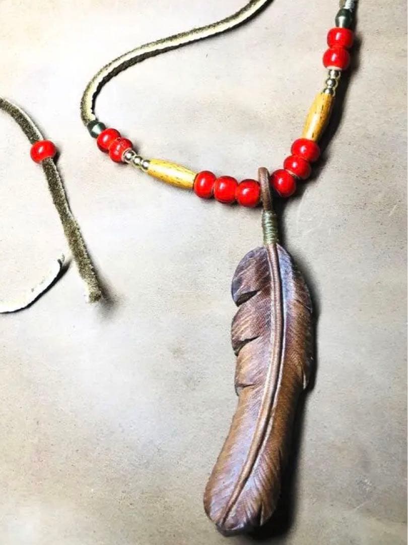 レザーカービング　フェザーネックレス レザークラフト　ハンドメイド　ヌメ革　④