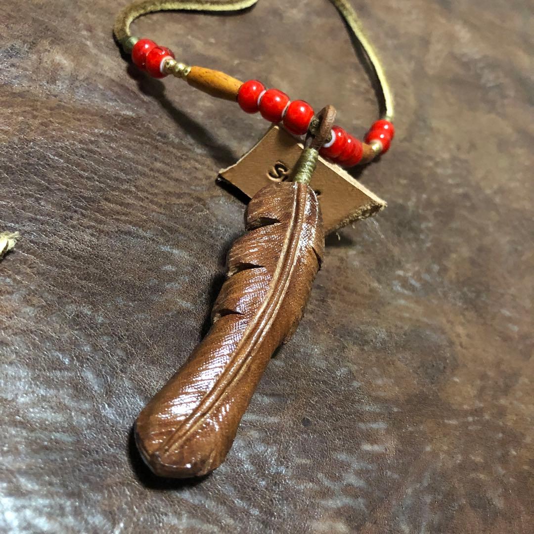 レザーカービング　フェザーネックレス レザークラフト　ハンドメイド　ヌメ革　④