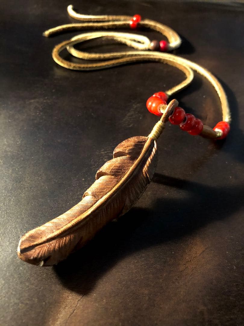 レザーカービング　フェザーネックレス レザークラフト　ハンドメイド　ヌメ革　④