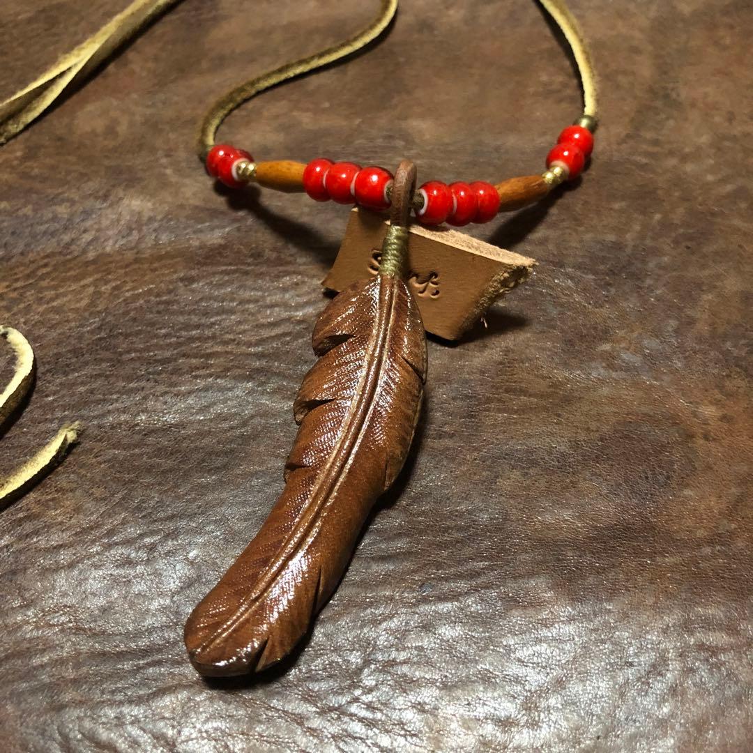 レザーカービング　フェザーネックレス レザークラフト　ハンドメイド　ヌメ革　④