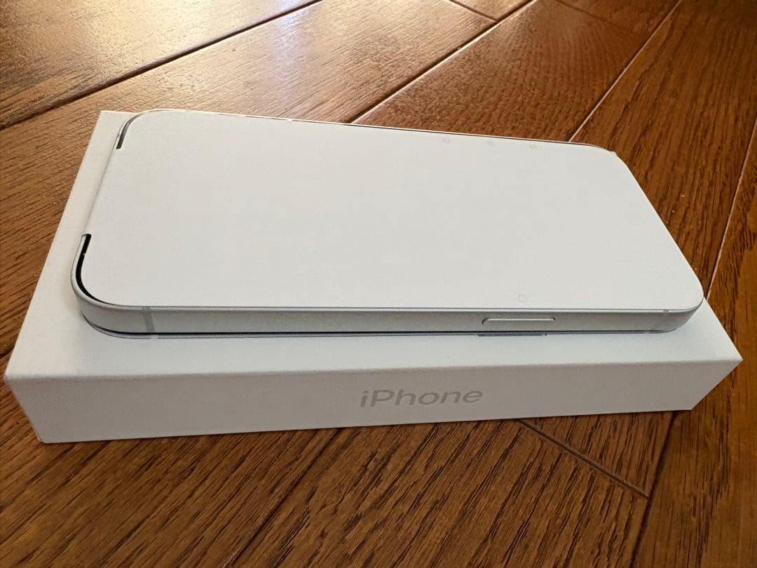 Apple iPhone 16e au ホワイト 本体