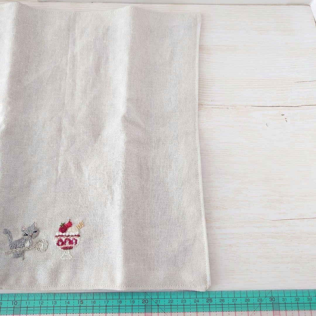 手刺繍入リネンスクエアミニマット【ねこといちごパフェ】