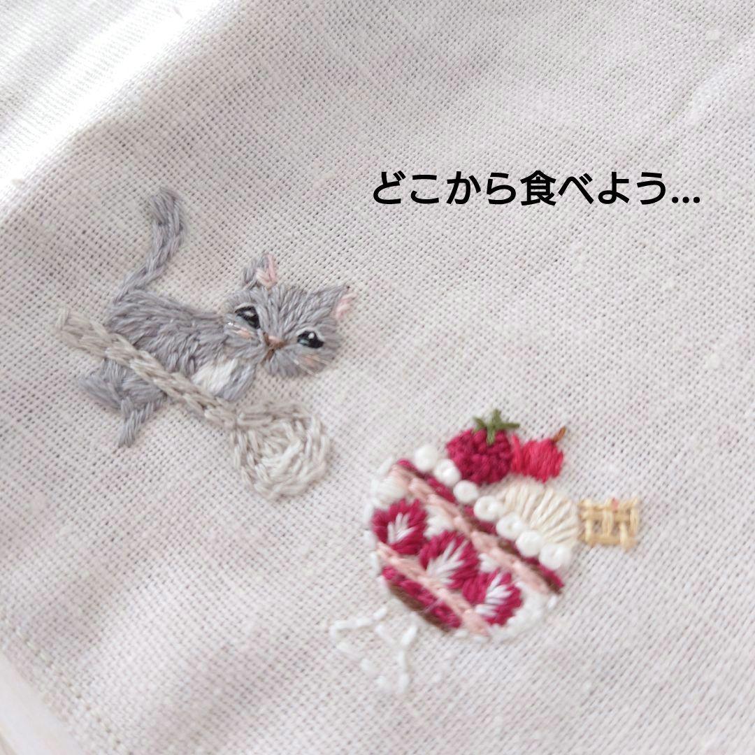 手刺繍入リネンスクエアミニマット【ねこといちごパフェ】