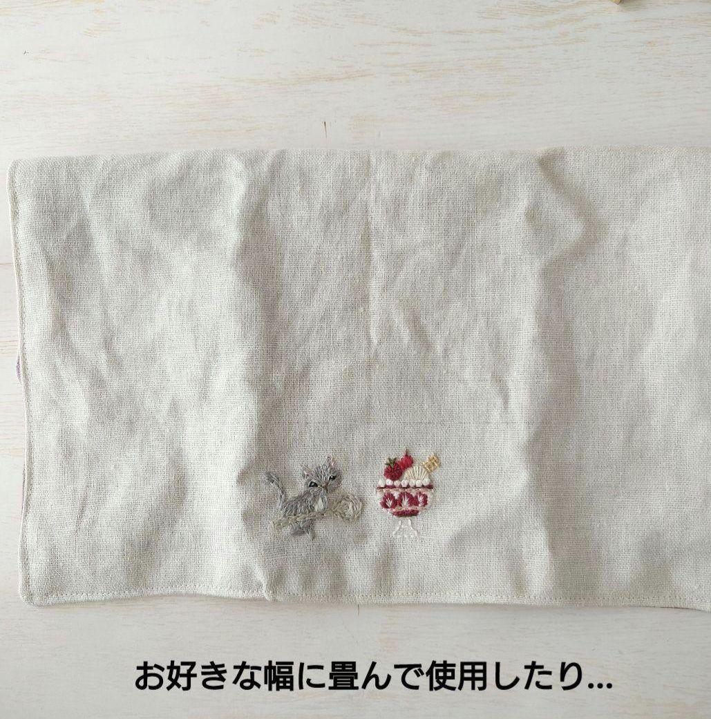 手刺繍入リネンスクエアミニマット【ねこといちごパフェ】